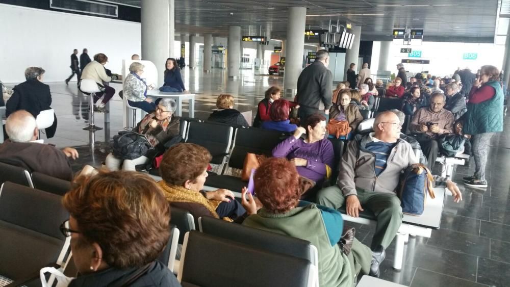 La larga espera de usuarios del Imserso en el aeropuerto de Gran Canaria