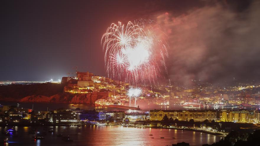 Terrazas increíbles para disfrutar de los fuegos artificiales del 8 de agosto en Ibiza