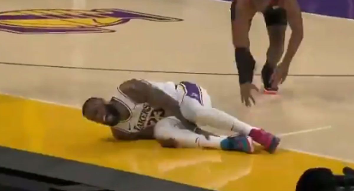 LeBron James se duele en el suelo tras su esguince de tobillo.