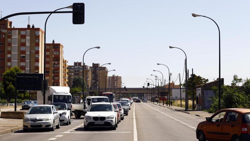 Los vecinos de la avenida Cataluña de Zaragoza llevan años reclamando que se reformen sus calzadas y aceras.  | JAIME GALINDO