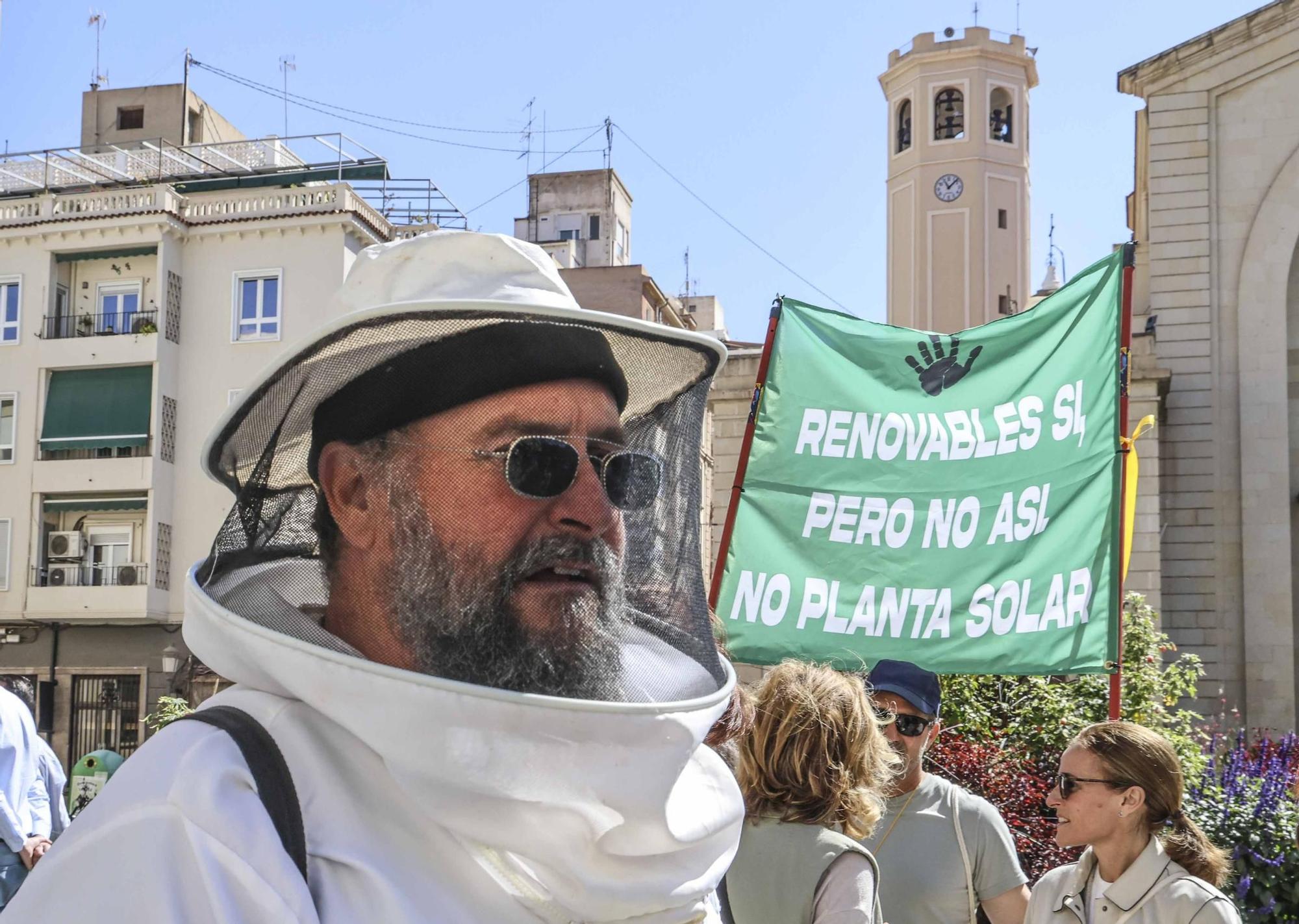 San Miguel de Salinas lleva el rechazo a la planta solar de la desaladora de Torrevieja al centro de Alicante