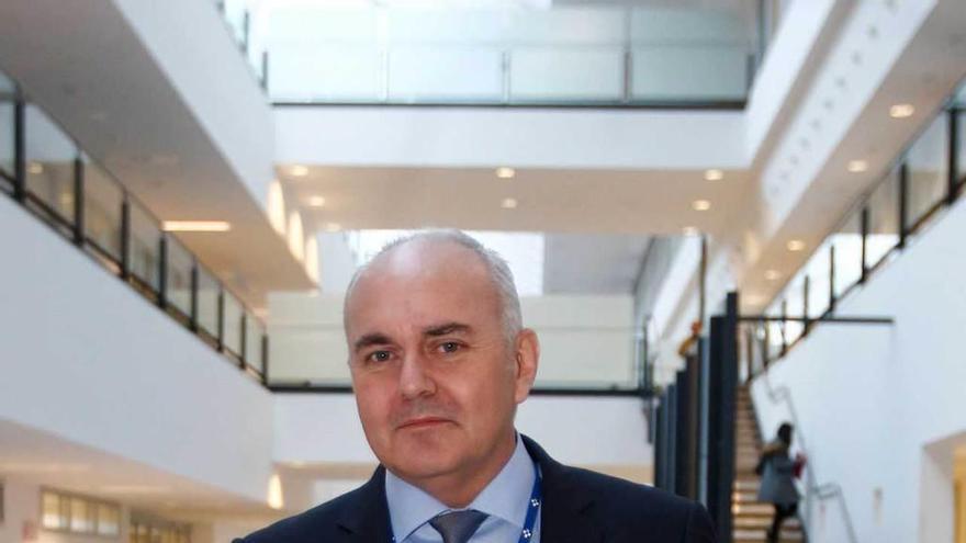 Luis Hevia Panizo, en el atrio del HUCA.