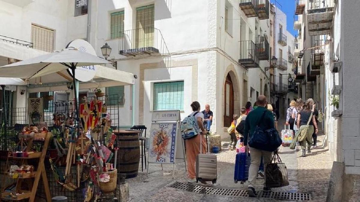 Turistas caminando por el casco antiguo de Peñíscola.