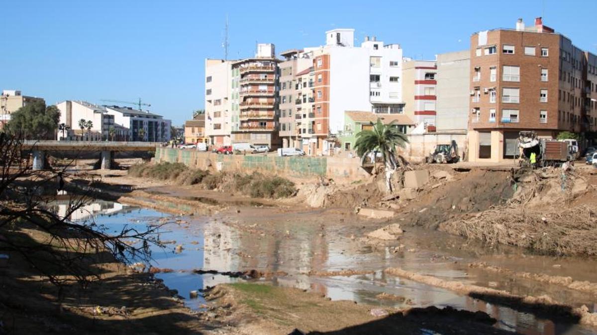 El barranc del Poio al municipi de Paiporta, un mes després de la dana