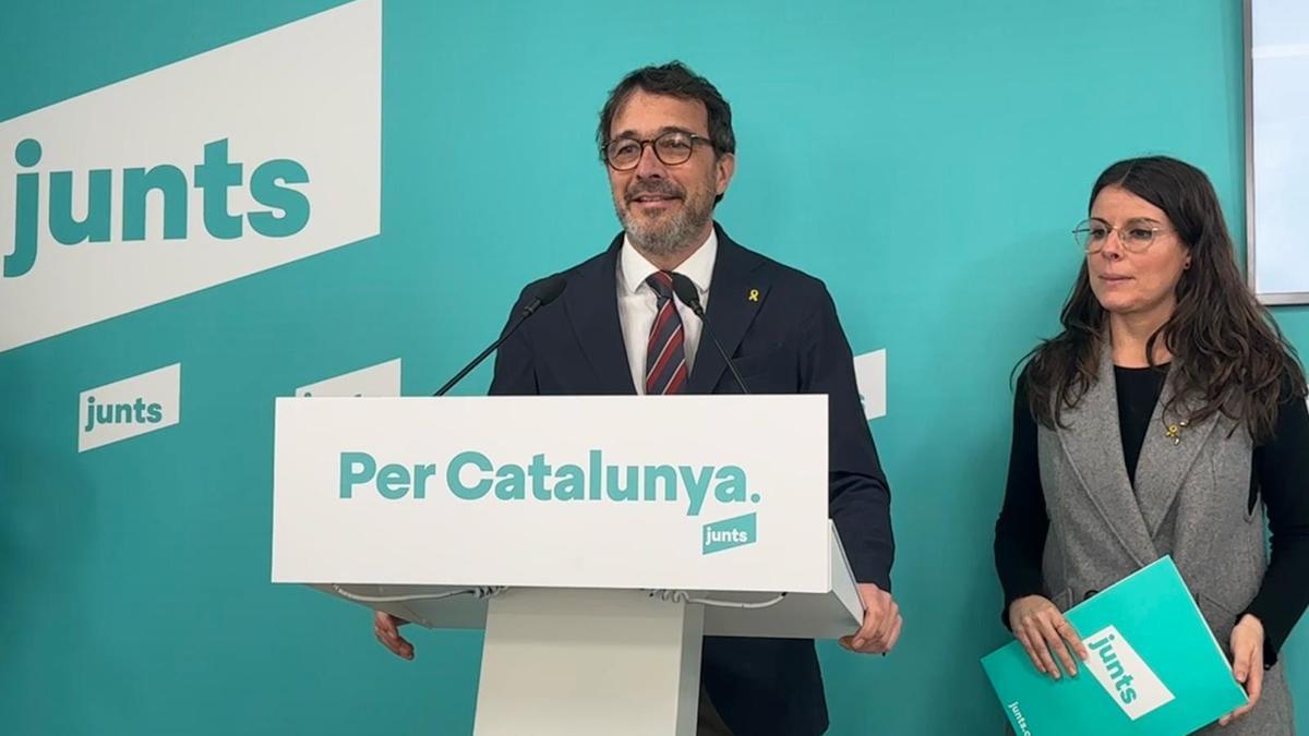El portavoz de Junts Josep Rius junto a la parlamentaria Mónica Sales.