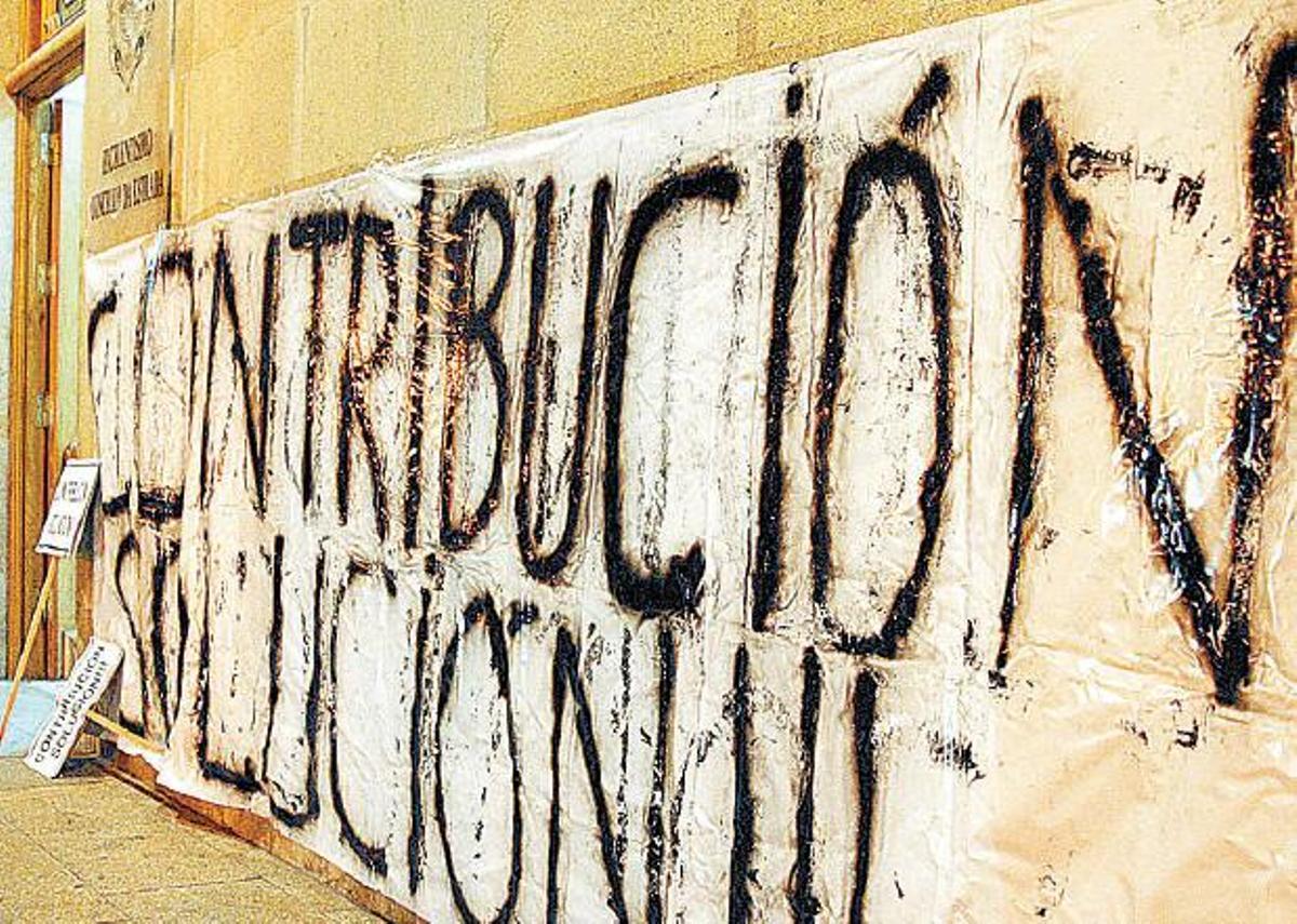 Pintadas na fachada do consistorio.