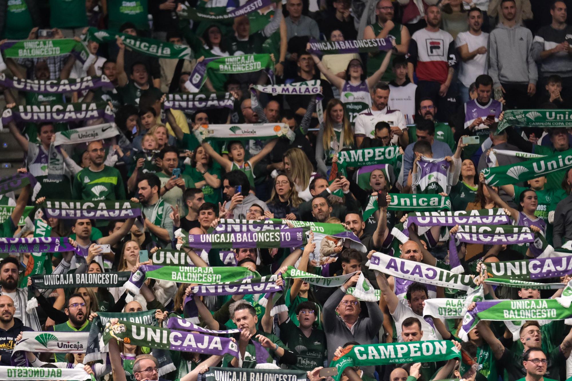 La afición celebra el título de Copa en la previa del Unicaja - Girona