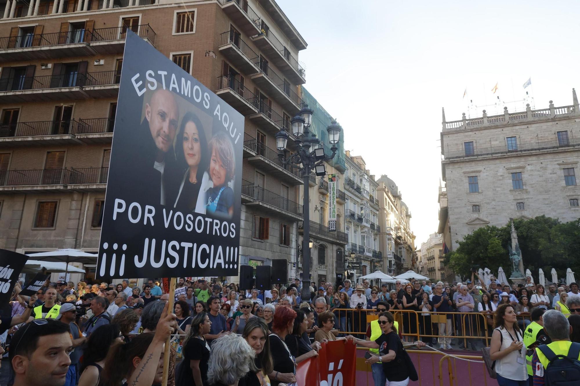 Familiares de las víctimas y afectados por la dana encabezan la manifestación del 29-M