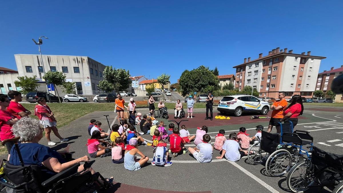 Niños en una pasada edición de la Escuela de verano de Corvera, con Difac y la Policía Local.