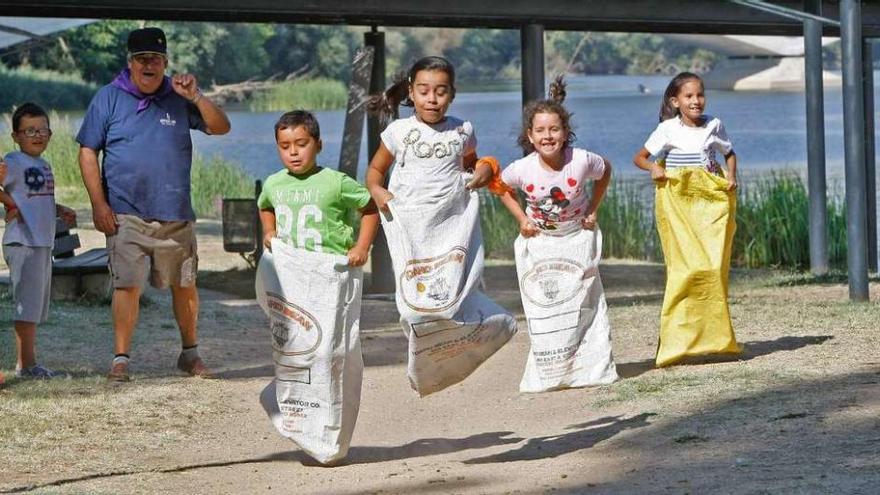 La carrera de sacos, una de las actividades con más participación en la playa de Los Pelambres.