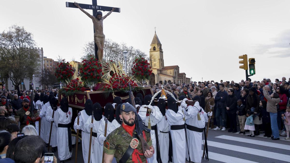 VÍDEO: Gijón se rinde al Cristo de la Misericordia en un Vía Crucis masivo