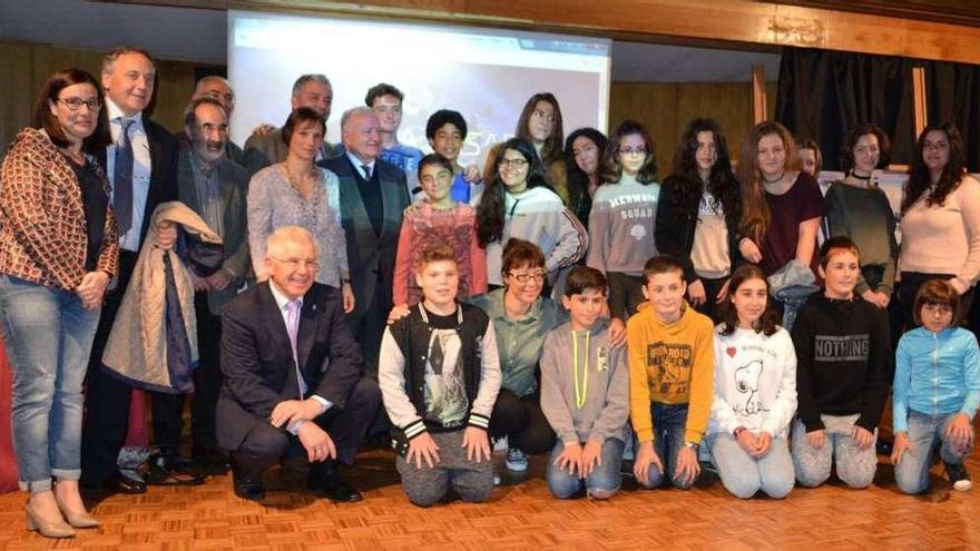 Alumnos, profesores del Carlos Casares posan junto a autoridades tras la entrega del galardón. // FdV