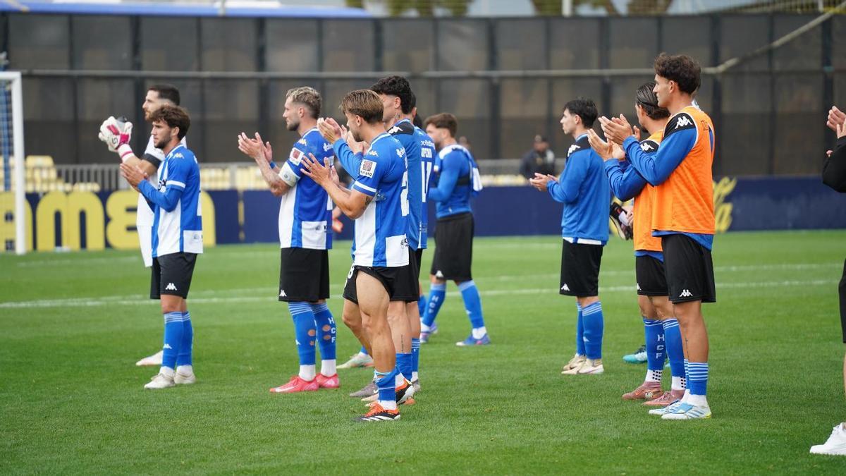 Los jugadores del Hércules saludan a los aficionados desplazados durante la última temporada.