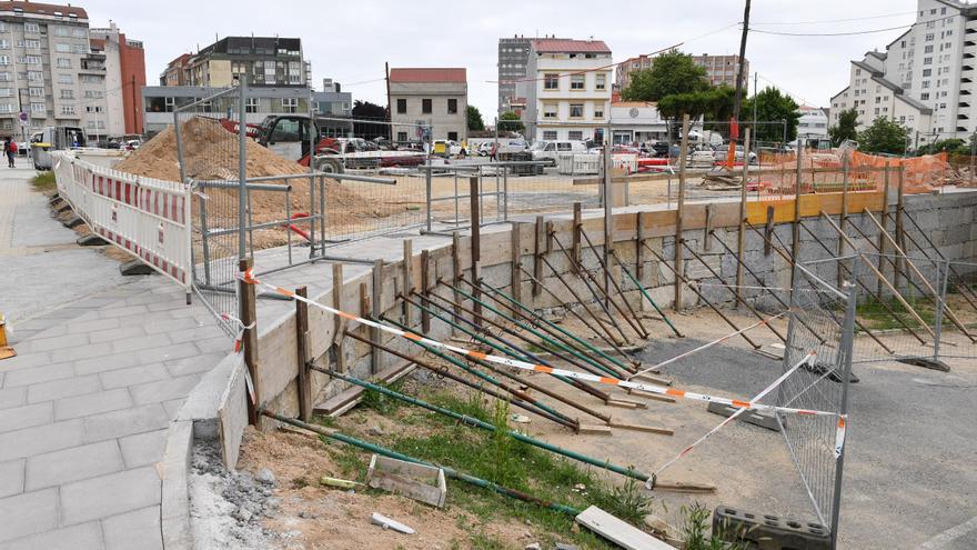 La nueva calle para la intermodal entre las avenidas de A Sardiñeira y Arteixo toma forma al alcanzar el ecuador de la obra