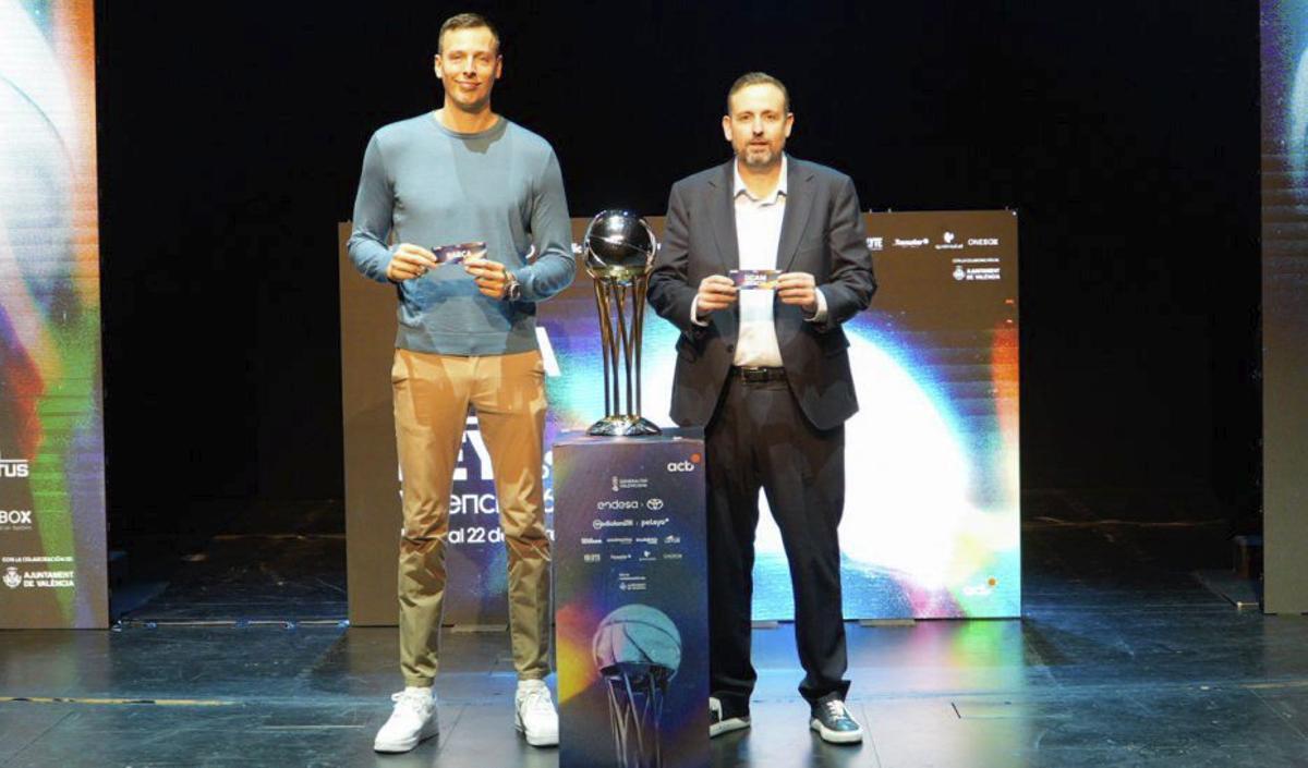 Jordi Trías, en representación del Barça, y Alejandro Gómez. | ACB PHOTO