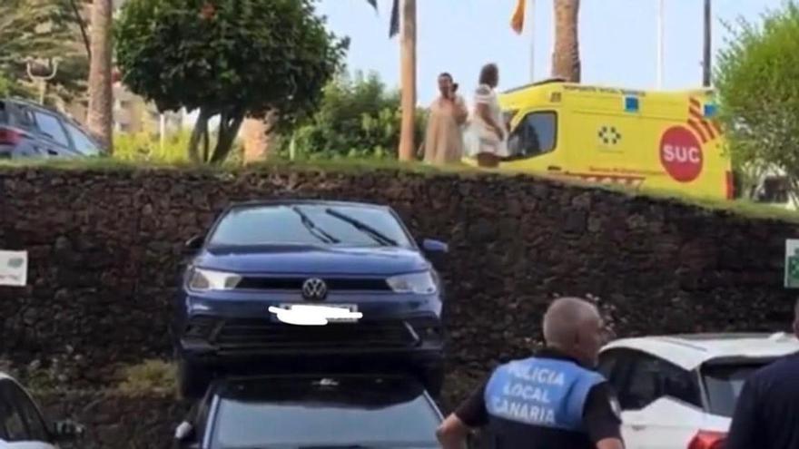 Un insólito accidente de aparcamiento en Arona reabre el debate sobre la falta de plazas en zonas turísticas