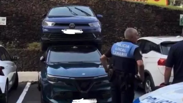 Un coche cae encima de otro en Los Cristianos