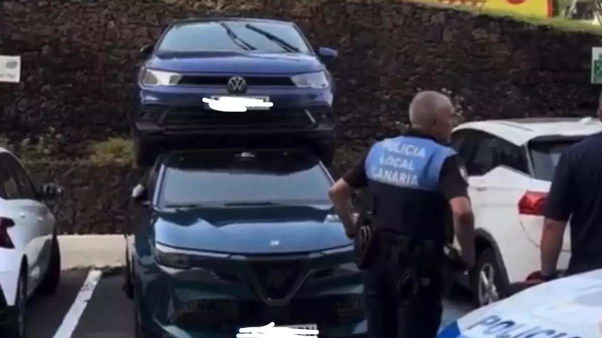 Un coche cae encima de otro en Los Cristianos