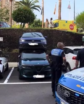 Aparcamiento de película en Tenerife: un coche acaba encima de otro en Los Cristianos