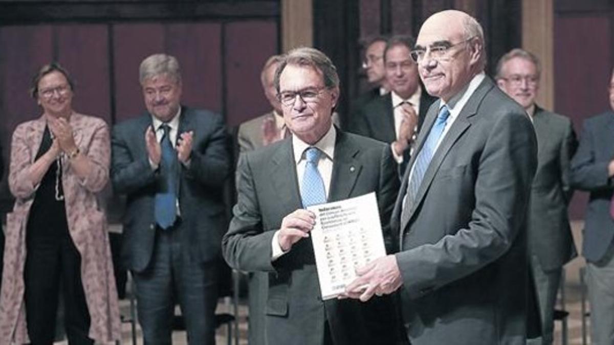 El presidente del Carec, Salvador Alemany entrega al president Artur Mas un volumen sobre los trabajos de los asesores económicos.