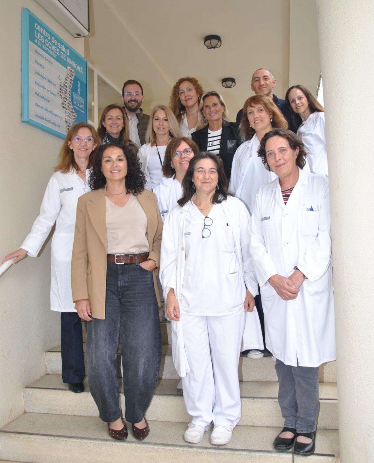 Equipo sanitario Les Coves junto a directora territorial Eva Suárez