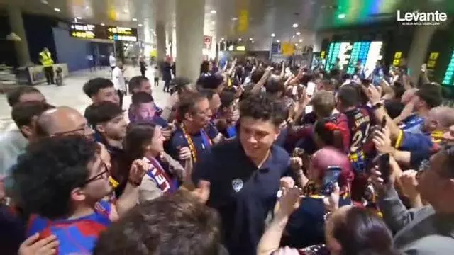La afición del Levante recibe al equipo en su llegada a Manises