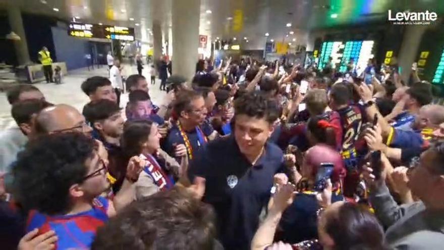 La afición del Levante recibe al equipo en su llegada a Manises
