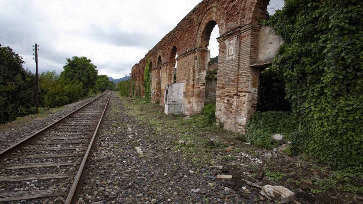 Vegetación y estado de abandono en la antigua estación de tren