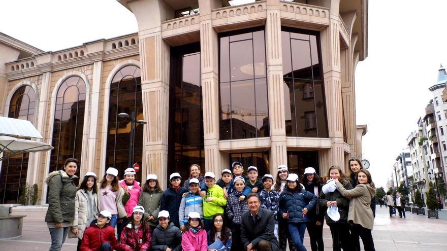 Los estudiantes del Villafría, ante el Auditorio Príncipe Felipe