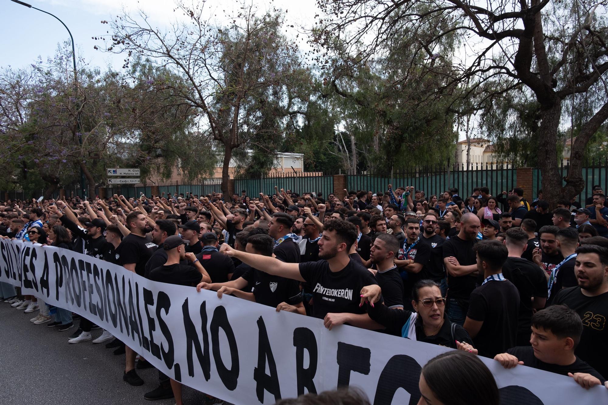 La protesta de la afición antes del Málaga CF - UD Ibiza, en imágenes