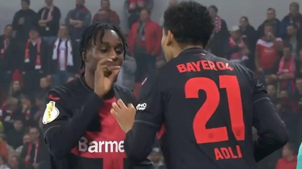 Jeremie Frimpong, celebrando un tanto en 'semis' de la Pokal simulando fumarse un porro