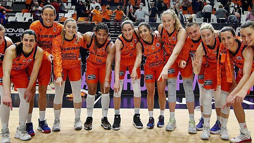 Las jugadoras del Valencia Basket, tras clasificarse para la Final Four