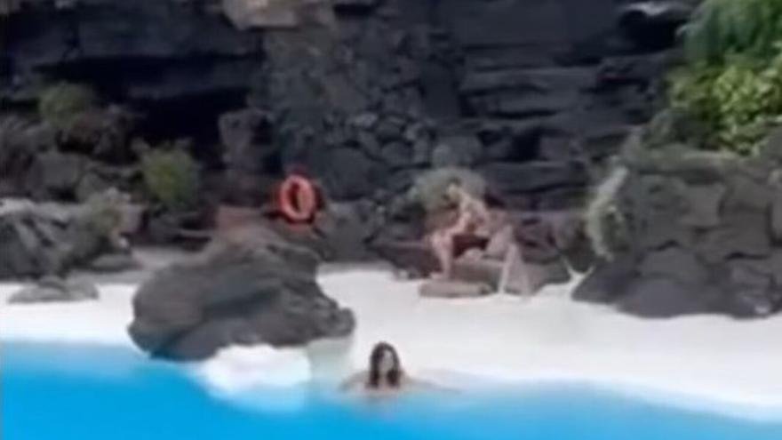 Una turista se lanza a la piscina de Jameos del Agua y le llueven las críticas