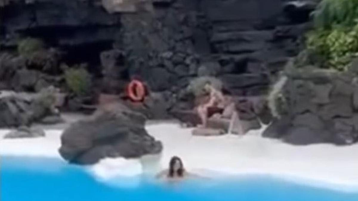 Una turista se baña en la piscina de Jameos del Agua, a pesar de estar prohibido