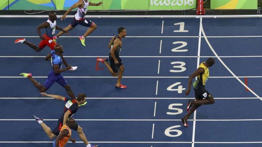 Usain Bolt a su paso por meta en la final de los 200 metros en el Estadio Olímpico de Río de Janeiro.