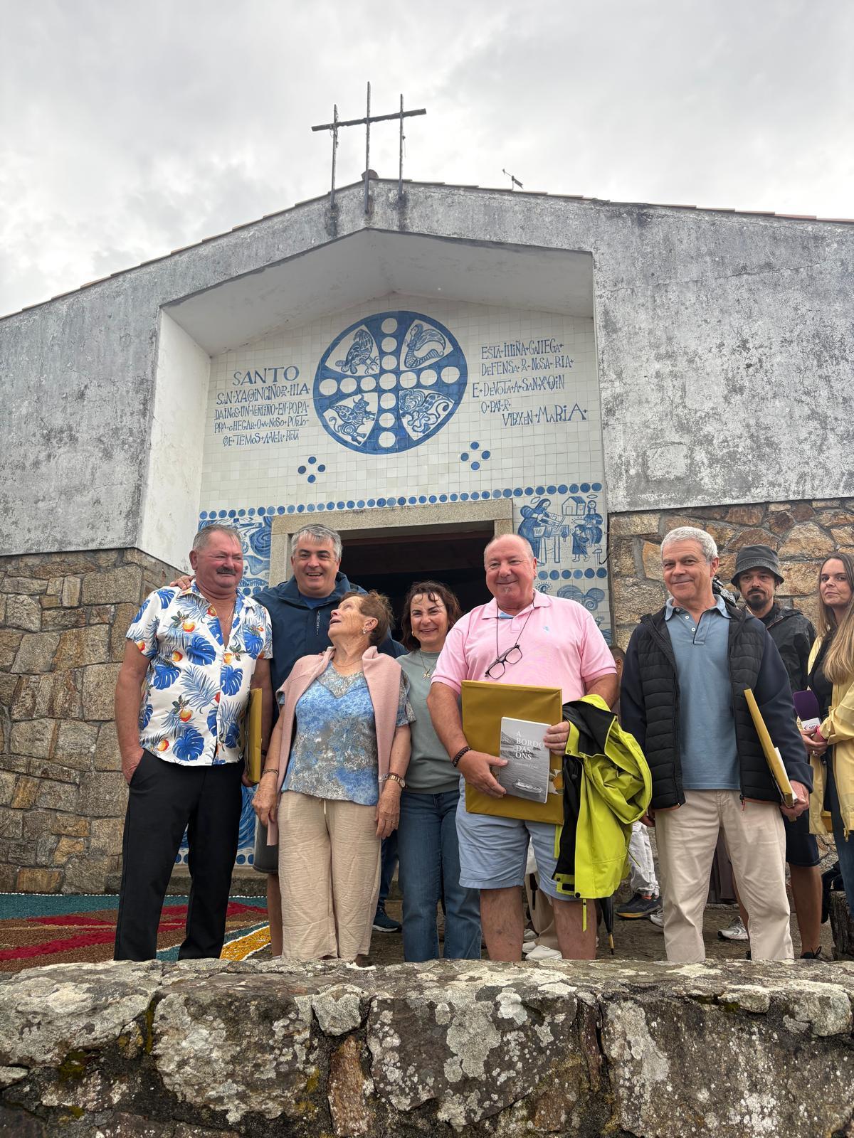 Los fareros homenajeados con representantes de la Asociación de Veciños e Amigos de Ons y el párroco.