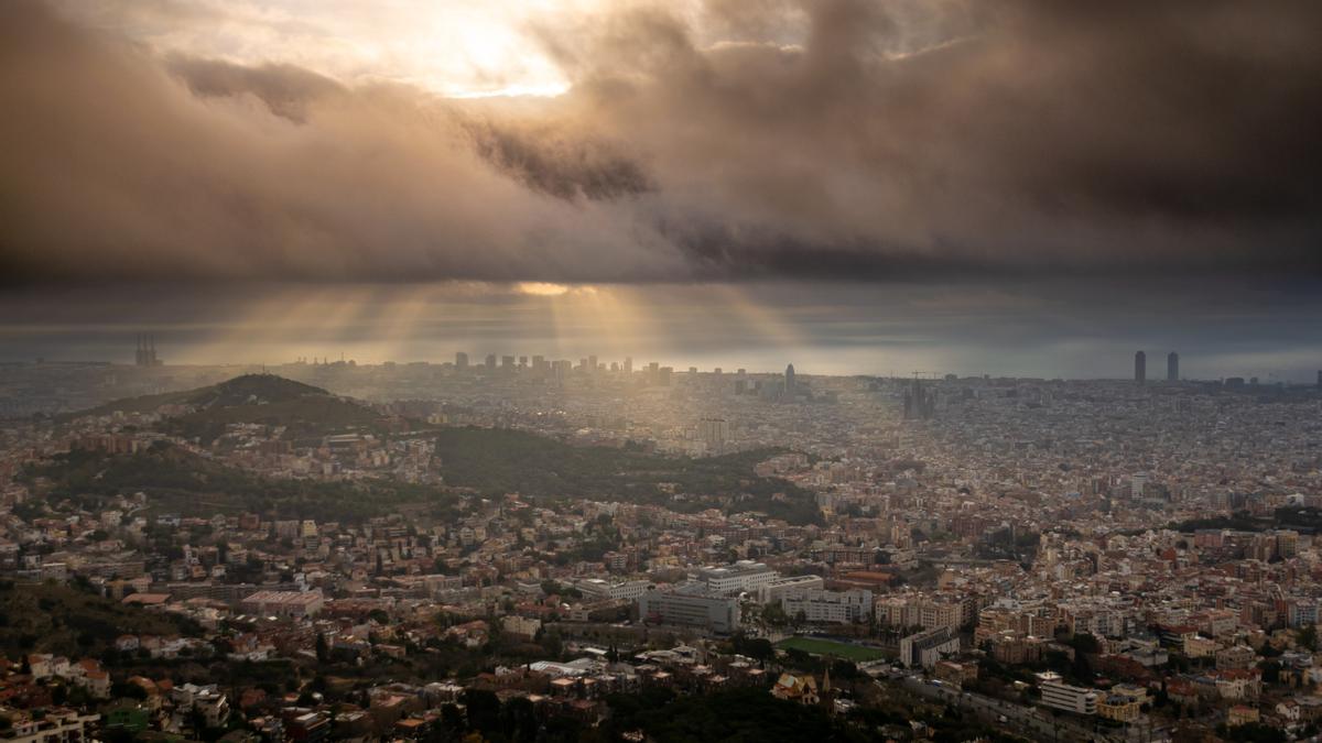 Barcelona bajo un manto de nubes y sol