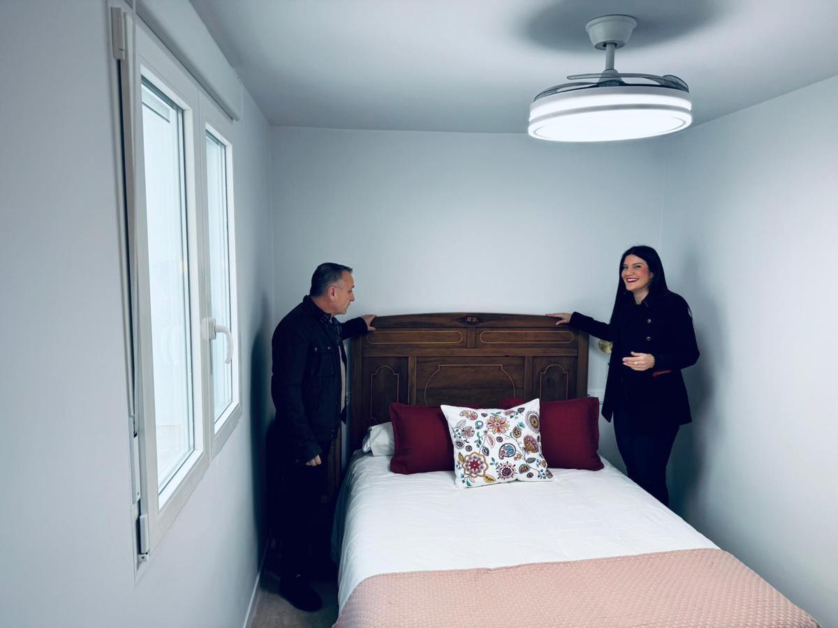 Una de las habitaciones reformadas en la casa de la calle Cava.