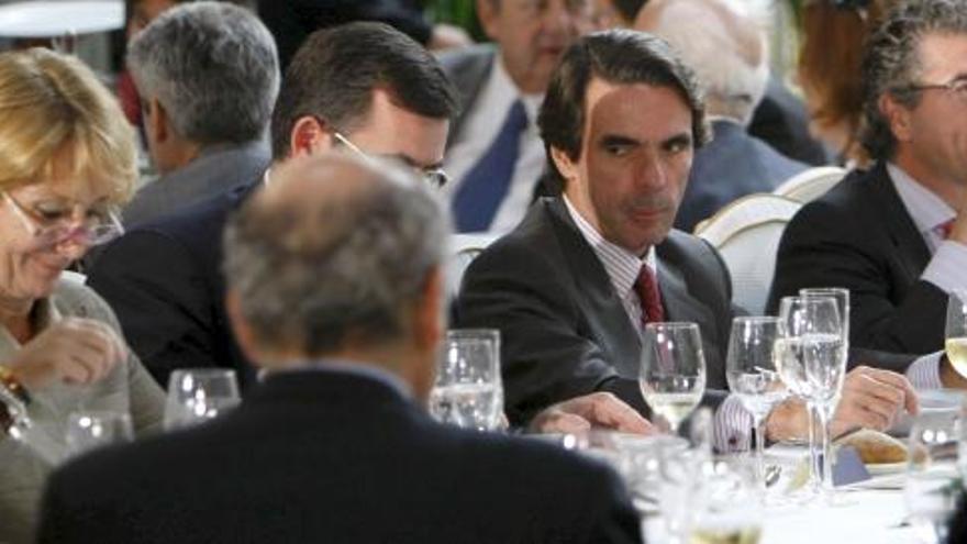 Curiosamente, Aznar y Aguirre compartieron ayer mesa y mantel en un acto de víctimas del terrorismo