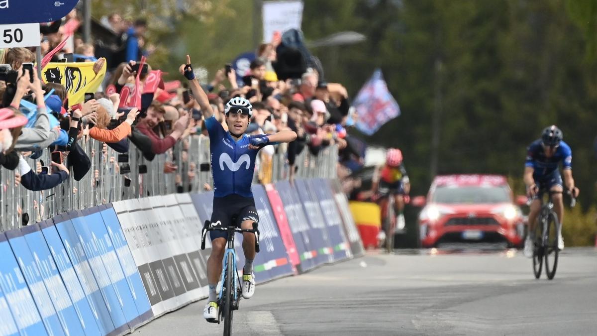 Einer Rubio celebra su triunfo en la polémica etapa 13 del Giro de Italia