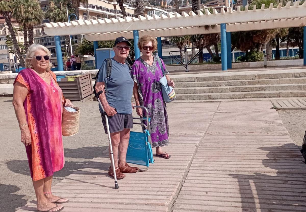 María Victoria Seoane (dcha.), junto a José Rodríguez y Vicky, en la zona donde piden la rampa.  | A.V.
