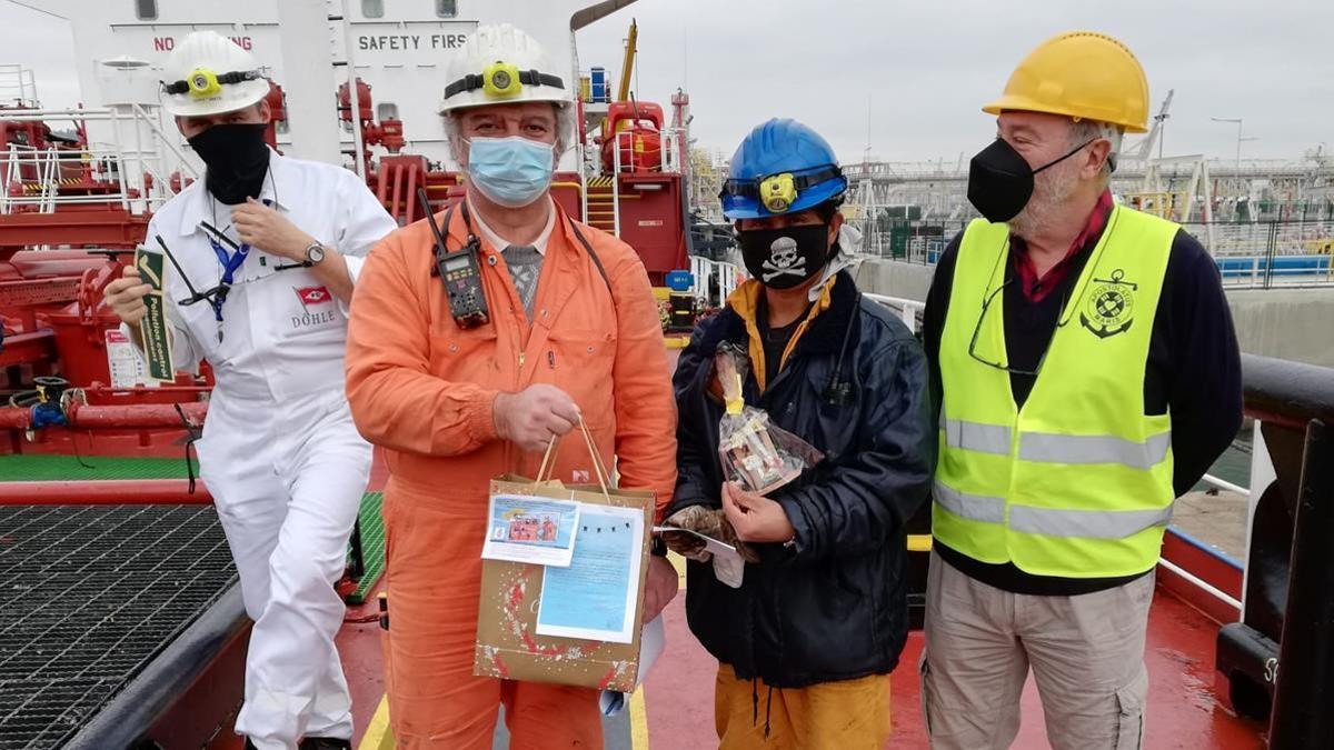 Sociedad  barcos atrapados por el Covid  coronavirus   tema que prepara Miriam Ruiz sobre tripulacions de vaixells que han quedat atrapats en els seus barcos per culpa del covid