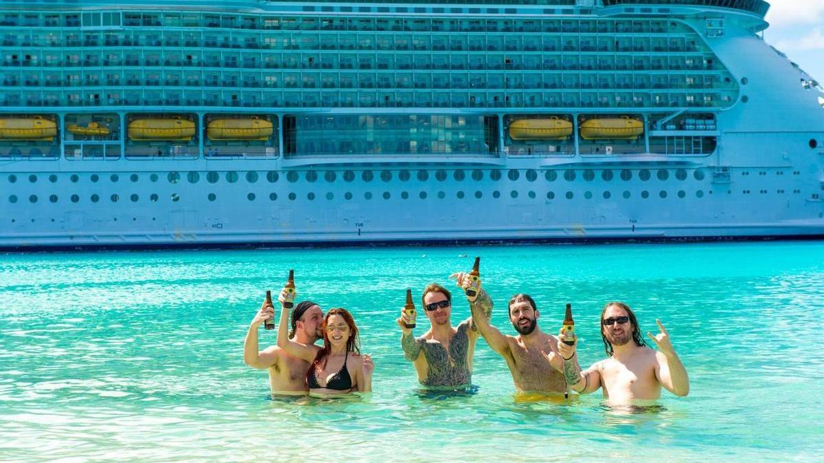 Aficionados al ’heavy metal’ delante del crucero Freedom of the Seas, que acoge el festival ’70.000 Tons of Metal’.