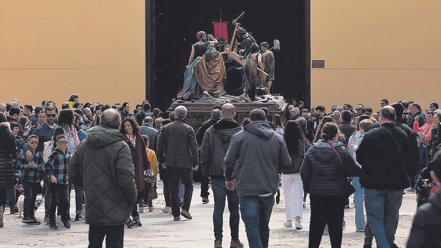 Público en el traslado de pasos a la carpa.jpg