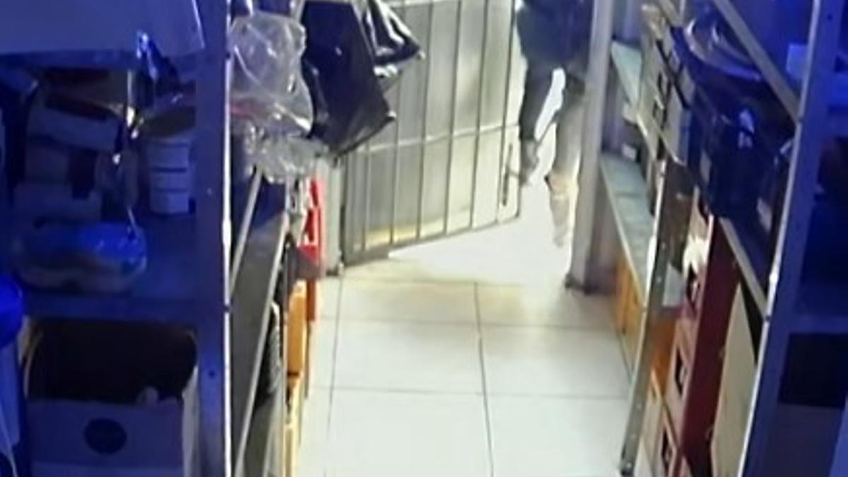 El ladrón fue grabado por una cámara de seguridad de uno de los establecimientos.