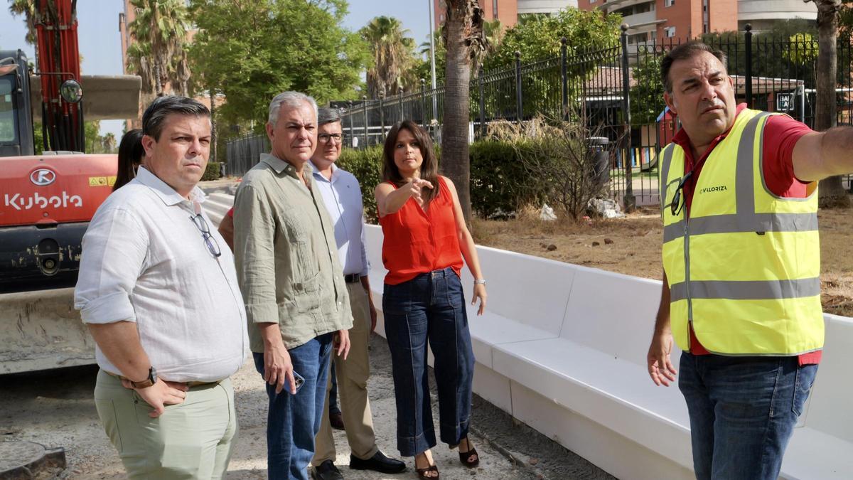 El alcalde de Sevilla, José Luis Sanz, junto a la delegada de Parques y Jardines Eevelia Rincón en el parque Jardines de Hércules