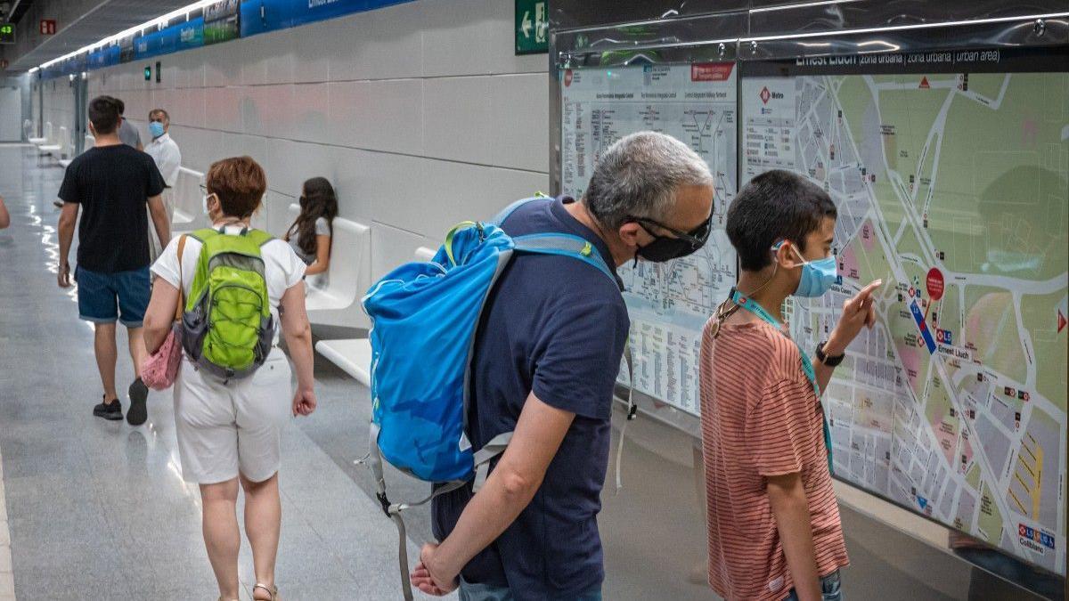 Usuarios del metro en una de las estaciones de la L-5.