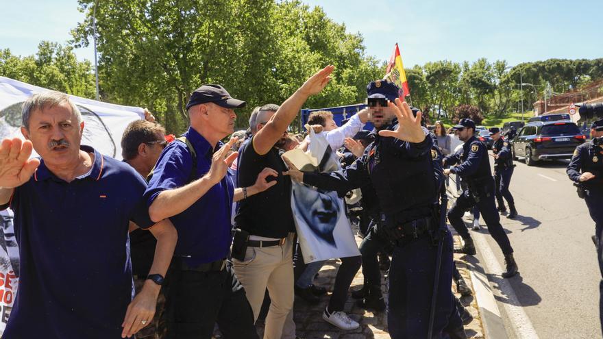 Un grupo de falangistas protesta en el cementerio de San Isidro por la exhumación de Primo de Rivera