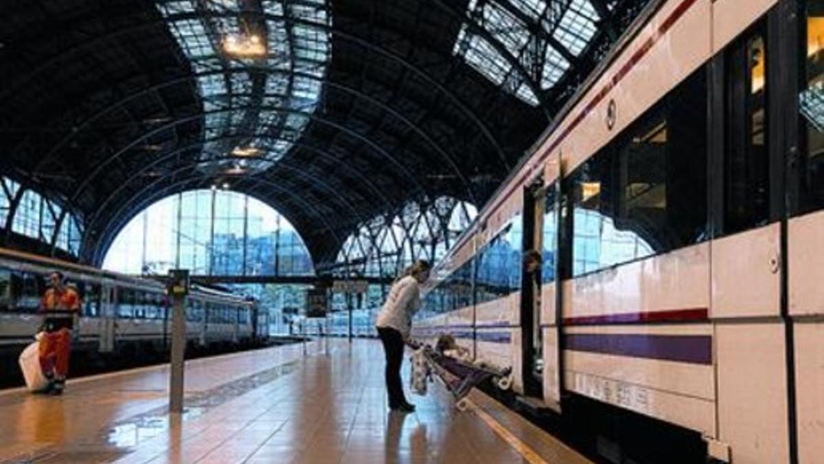 Una mujer sube a un tren en la estación de França, donde está ubicado el centro de control de Adif, ayer.