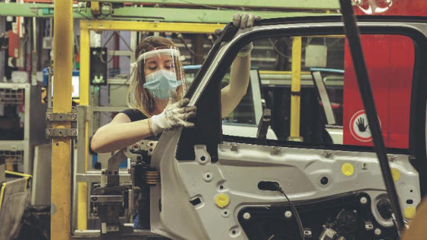 Una operaria trabaja en la planta industrial de automoción de Almussafes, en Valencia.